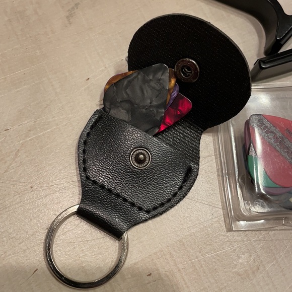 Guitar Picks and Guitar Capo - Picture 6 of 7